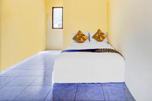 Ein Bett oder Betten in einem Zimmer der Unterkunft OYO Life 90701 Kost Syariah Deris