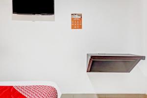 Televízia a/alebo spoločenská miestnosť v ubytovaní Super OYO 90692 Point Hostel