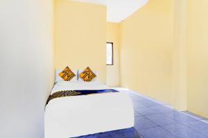 Ein Bett oder Betten in einem Zimmer der Unterkunft OYO Life 90701 Kost Syariah Deris