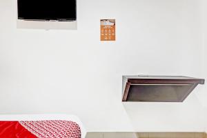 Televízia a/alebo spoločenská miestnosť v ubytovaní Super OYO 90692 Point Hostel