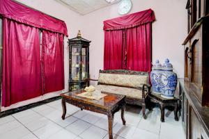 Ein Sitzbereich in der Unterkunft OYO Life 90701 Kost Syariah Deris