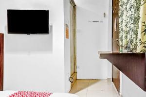 Televízia a/alebo spoločenská miestnosť v ubytovaní Super OYO 90692 Point Hostel