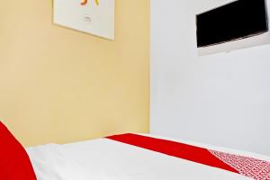 Televízia a/alebo spoločenská miestnosť v ubytovaní Super OYO 90692 Point Hostel