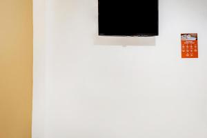 Televízia a/alebo spoločenská miestnosť v ubytovaní Super OYO 90692 Point Hostel