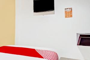Televízia a/alebo spoločenská miestnosť v ubytovaní Super OYO 90692 Point Hostel