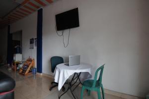 TV/trung tâm giải trí tại Hotel O Lona Guest House SyariahNearScience Park Universitas Riau