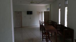 Μια τηλεόραση ή/και κέντρο ψυχαγωγίας στο Hotel O Sawang Sana Motel Syariah Near SMAN 1 Sangkapura