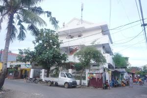 a white truck parked in front of a building at OYO 94020 Lia Kost Syariah Near Perkuburan bontonompo kahar muzakkar in Rambia