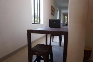 a room with a table with a laptop computer on it at OYO 94020 Lia Kost Syariah Near Perkuburan bontonompo kahar muzakkar in Rambia