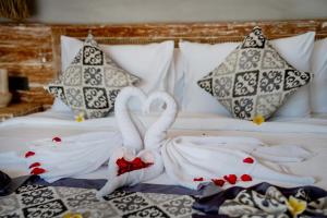 Letto o letti in una camera di The Macaw Ubud Green Uma Villa