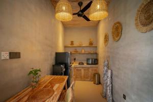 Cucina o angolo cottura di The Macaw Ubud Green Uma Villa