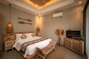 Letto o letti in una camera di The Macaw Ubud Green Uma Villa