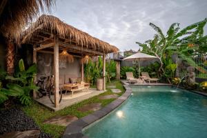 Bazén v ubytování The Macaw Ubud Green Uma Villa nebo v jeho okolí