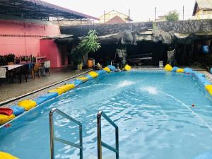 ein großer Wasserpool in einem Gebäude in der Unterkunft OYO 3334 Ratu Residence in Medan