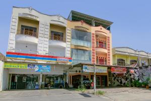 ein großes Gebäude mit vielen Geschäften auf einer Straße in der Unterkunft OYO 3334 Ratu Residence in Medan