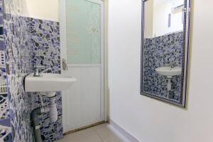 Ein Badezimmer in der Unterkunft OYO 3334 Ratu Residence
