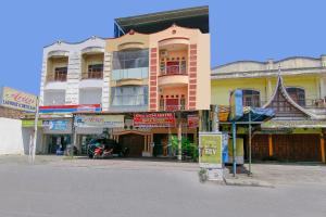 ein Gebäude am Straßenrand in der Unterkunft OYO 3334 Ratu Residence in Medan