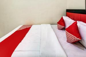 Postel nebo postele na pokoji v ubytování Super OYO 3878 Graha Hsc Syariah