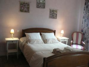 1 dormitorio con 1 cama con 2 mesas y 2 sillas en La Terrasse de la Grand'Rue - chambre d'hôtes -, en Mugron
