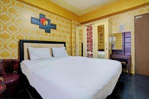een slaapkamer met een groot wit bed in een kamer bij OYO Life 92978 Apartement Gateway Cicadas By Az Pro in Bandung
