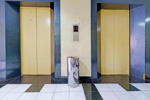 een vuilnisbak in het midden van een gang bij OYO Life 92978 Apartement Gateway Cicadas By Az Pro in Bandung