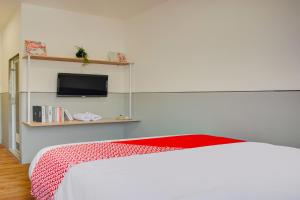 Postel nebo postele na pokoji v ubytování SUPER OYO 93064 Alhesa Residence