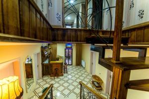 una vista sul soffitto di una grande camera con scala di HOTEL GUGLUX &WINE CELLAR a Telavi