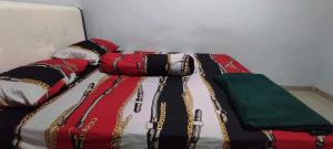 un lit avec quatre oreillers dessus dans l'établissement Hotel O Penginapan Noval, à Lipukasi 20 autres photos