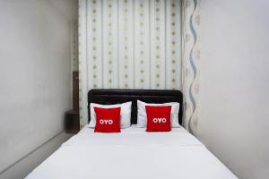 Rúm í herbergi á OYO D'lima Guest House Sub