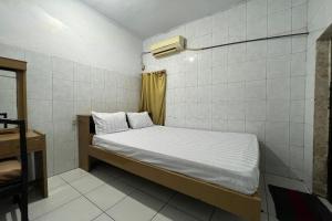 a small bedroom with a bed in a room at Hotel O Kost Aisyah Near Citra Grand Galesong City(Pattalassang) in Bilibili