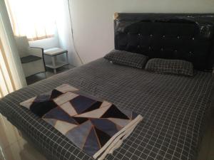 Ένα ή περισσότερα κρεβάτια σε δωμάτιο στο OYO Life 93139 Apartemen Grand Sentraland By Evi