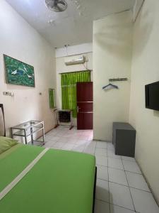 TV a/nebo společenská místnost v ubytování Hotel O Ananda Homestay Syariah