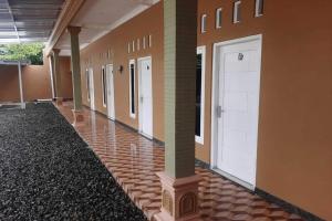 a hallway of a building with a white door at Hotel O Syagita Kos & Penginapan Syariah in Yogyakarta