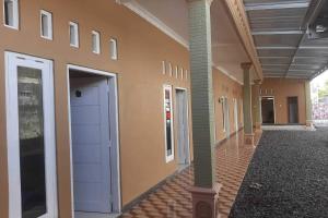 an empty hallway of a building with a door at Hotel O Syagita Kos & Penginapan Syariah in Yogyakarta