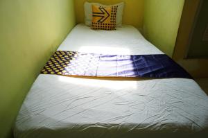 ポノロゴにあるSPOT ON 93611 Kost Pak Suyatno Syariah 2の部屋の隅にある小さなベッド