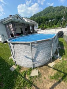 una piccola piscina nel cortile di una casa di Boomer Bungalow a Boomer
