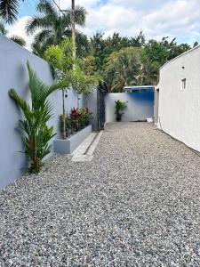 a driveway with gravel and plants next to a building at Casa Quinta in Villavicencio