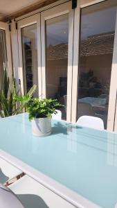 Gallery image of Cozy Cronulla Apartment With Shelly Beach Views! in Cronulla +13 photos