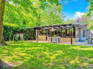 拉纳肯Sonnig Bungalow的公园内带草坪的亭子