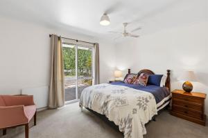 een slaapkamer met een bed en een raam bij Noma Escape in Queenscliff