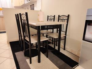RungiriにあるGoodlife Apartmentのダイニングルームテーブル(椅子4脚付)、キッチン
