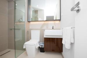Doncaster EastSpecious 2beds Apt Doncaster east Wifi and carpark的配有马桶、水槽和淋浴的浴室