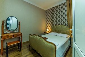 Letto o letti in una camera di HOTEL GUGLUX &WINE CELLAR
