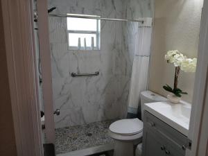 Koupelna v ubytování The Orchard Suite of Sebring