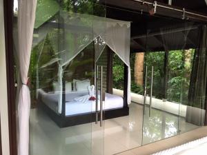 Rúm í herbergi á Oxygen Jungle Villas & Spa