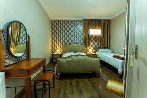 Letto o letti in una camera di HOTEL GUGLUX &WINE CELLAR