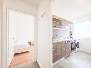 une cuisine avec une porte menant à une chambre dans l'établissement Tolstov Apartments - Monteurwohnung - 3 Schlafzimmer - Esszimmer - Küche - Waschmaschine - 25 Min zur Messe DUS, à Heiligenhaus 12 autres photos