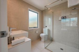 Un baño con ducha, inodoro y lavabo. en Suncoast Beach Drive Townhouses, en Yaroomba 23 fotos más