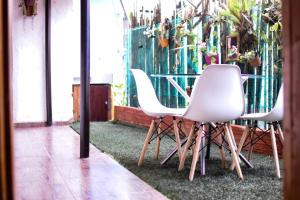 Taman di luar Hostal otro cuento