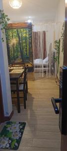 Un comedor con mesa y sillas y una ventana. en Condotel Near NAIA - massage chair footspa, dance revo, small pet allowed, en Manila